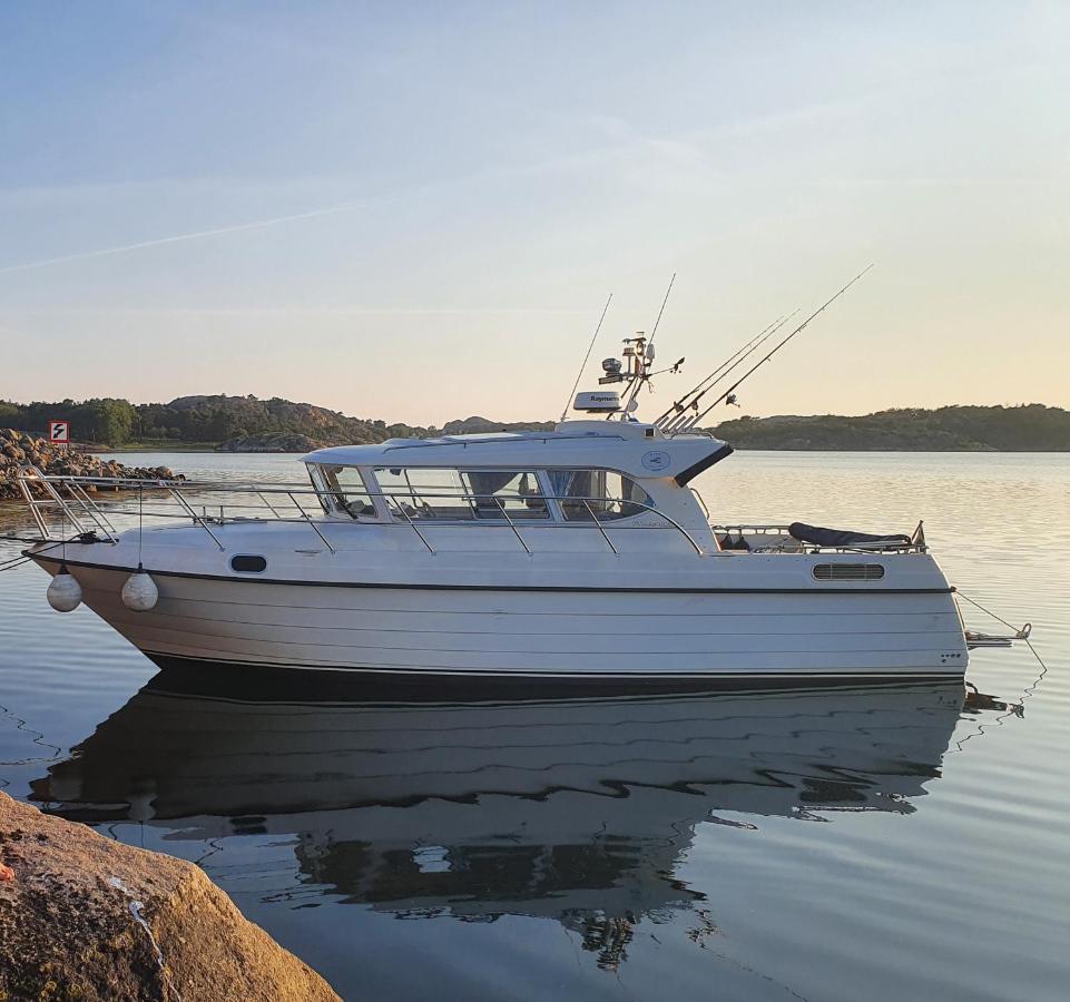 Skaergardsidyll Pa Bjoerkoe Med Gangavstand Till Havet Skarvik Exterior foto